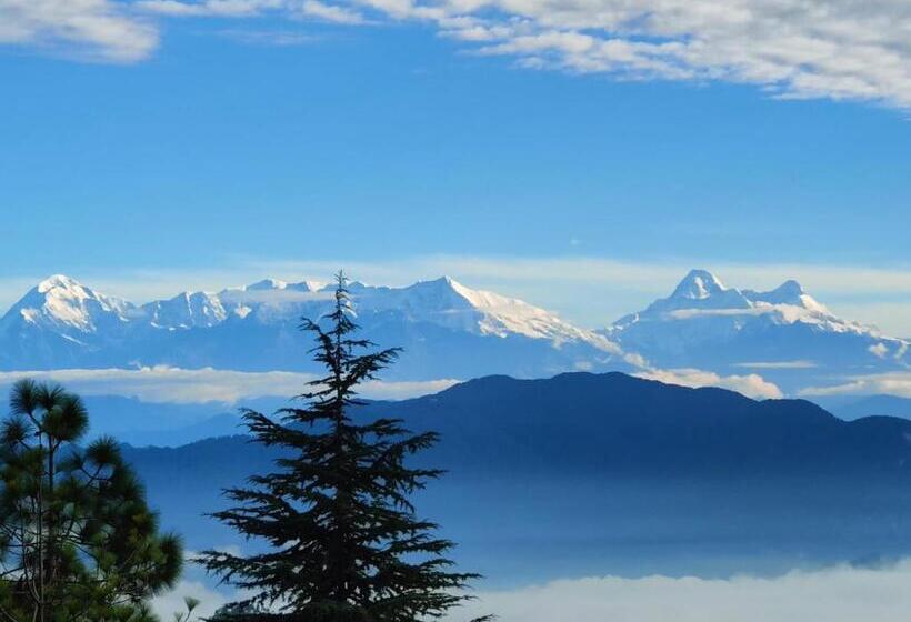 발코니 디럭스 룸, The Roots Hotel & Resort Jalna Almora