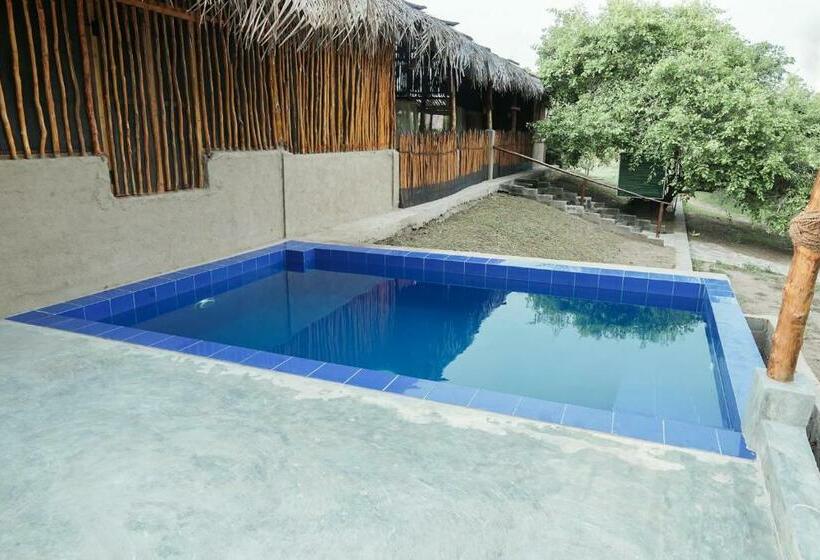 Люкс с Бассейном, Raalmadu Resort