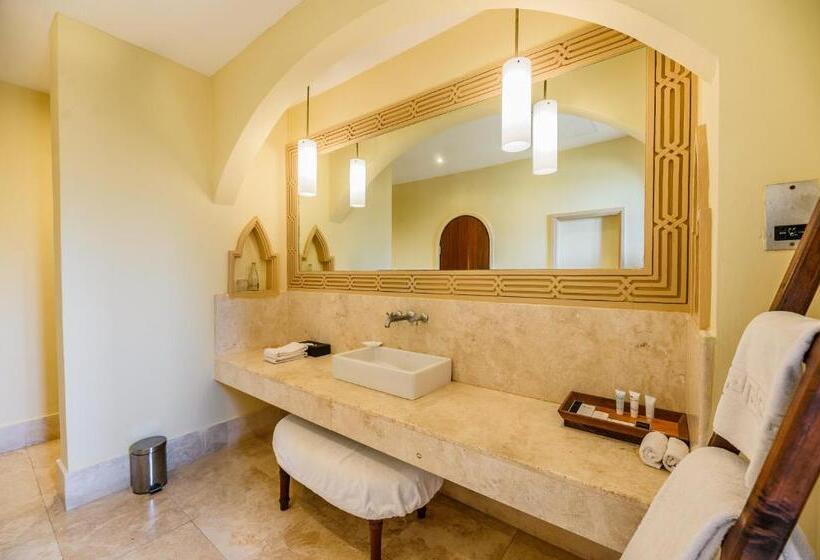 سوییت اجرایی, Cocoa Boutique Hotel   Your Kenyan Beachfront Bliss