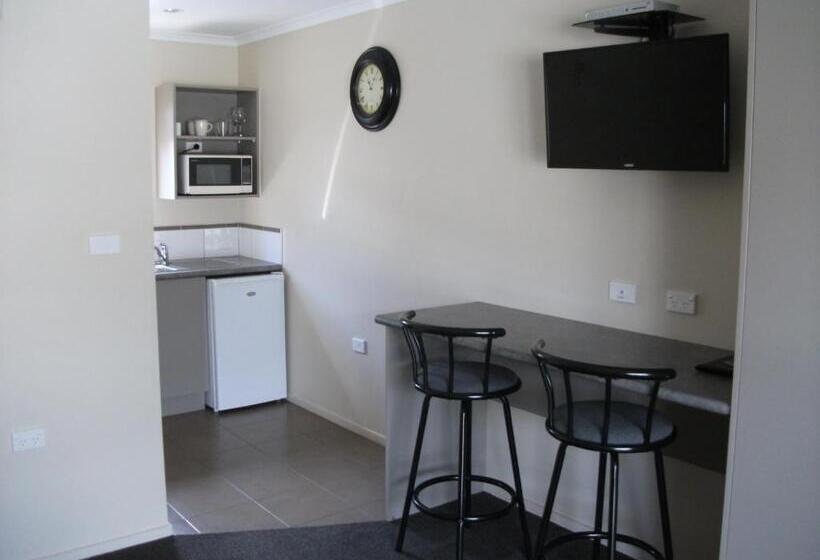 Студио Executive, Scenicland Motels