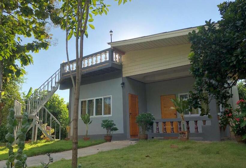 Номер Стандарт Трехместный, บ้านภัทร์จรัส น่าน   Baan Patjarad Nan