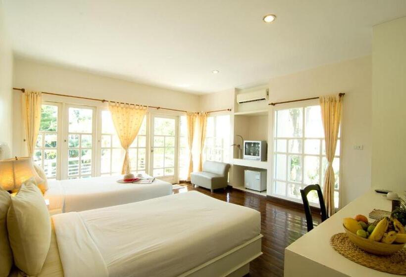 اتاق سوپریور با چشم‌انداز استخر, Maka Thanee Resort