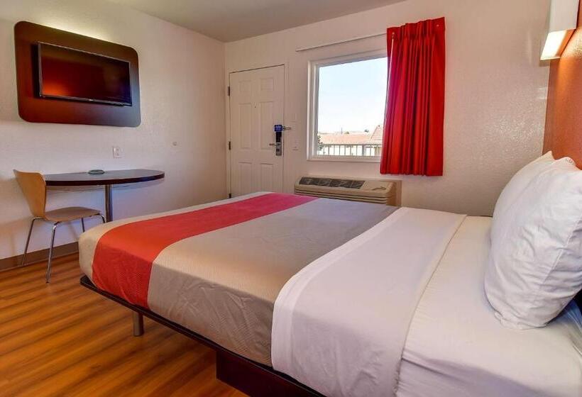 חדר סטנדרט מותאם לאדם עם מוגבלויות, Motel 6 Riverside, Ca  South