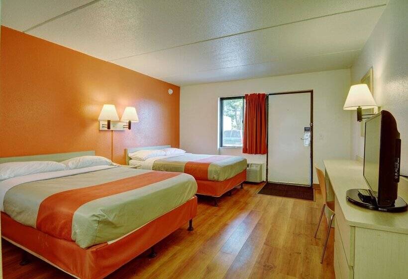 Номер Стандарт 2 Двуспальные Кровати, Motel 6chicopee, Ma  Springfield