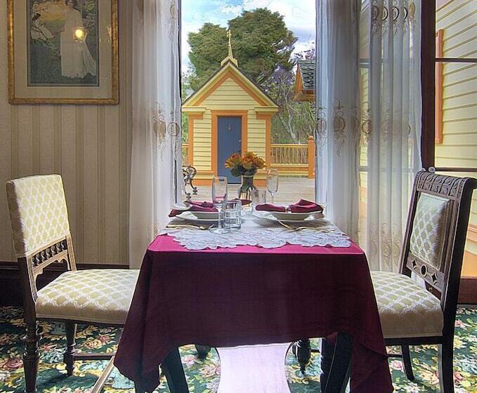 이코노미 룸, Gingerbread Mansion