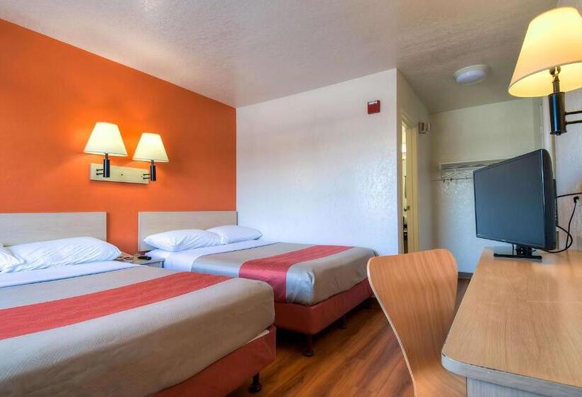 Четырехместный номер Премиум, Motel 6 Stanton, Ca