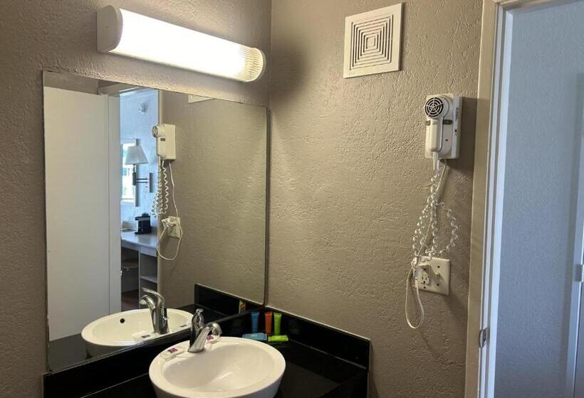 Четырехместный номер Премиум, Motel 6 Stanton, Ca