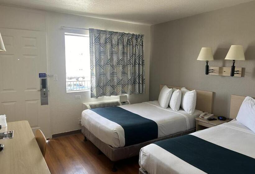 Четырехместный номер Премиум, Motel 6 Stanton, Ca