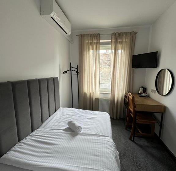 Quarto Estandar Individual, Ik Maria