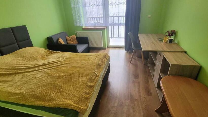 家庭山景房, Willa Monika