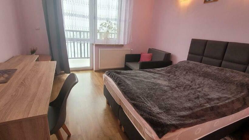 家庭山景房, Willa Monika