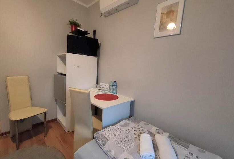 Номер Стандарт, Stajnia Pod Dębem