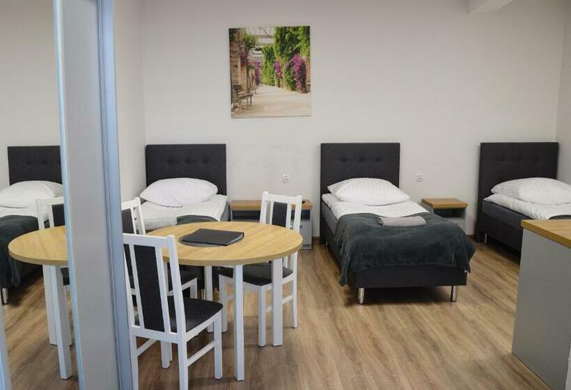 豪华三人间, Hostel Adabet