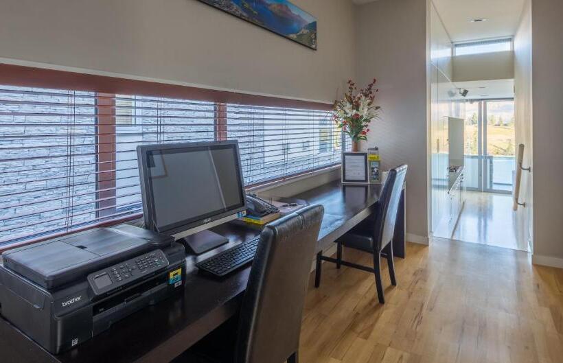 2 Bedrooms Suite 2 Bedrooms Lake View, Swissbelsuites Pounamu Queenstown