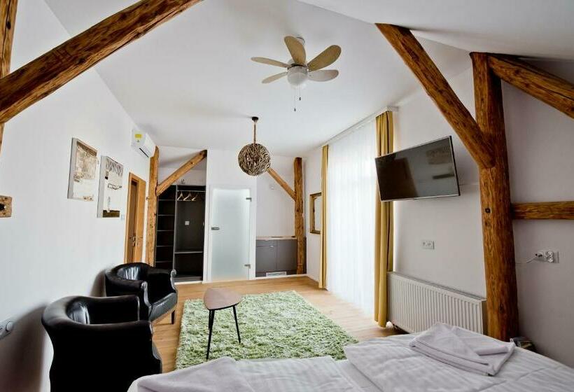 Номер Deluxe с Балконом, Salon Win Wine Bar & Apartments