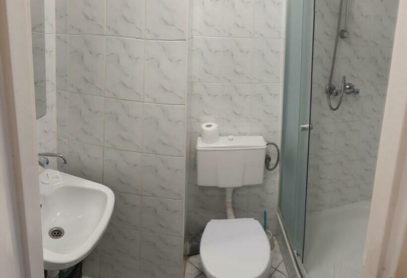 Economy Quadruple Room, Arkadia