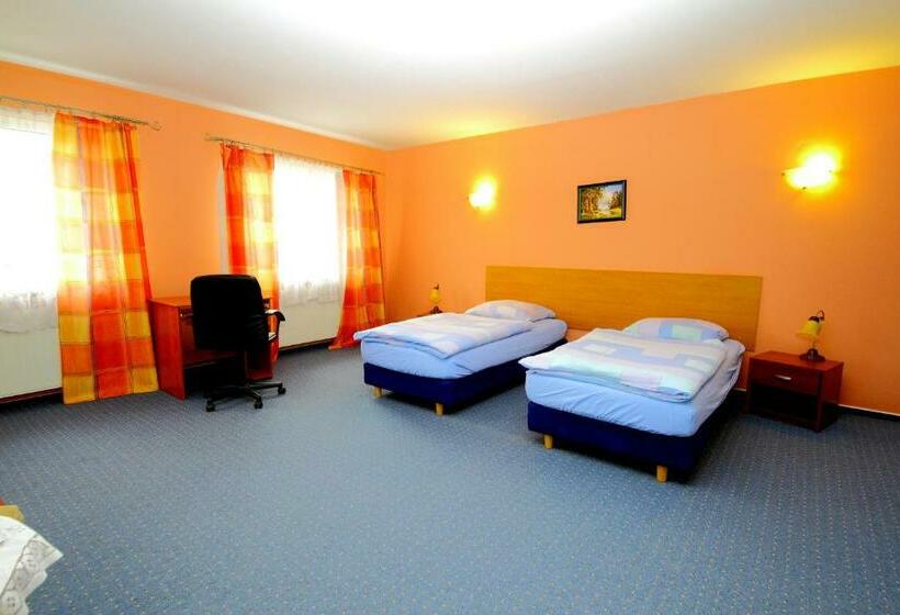 Трехместный Номер Комфорт, Restaurant & Hostel Broadway