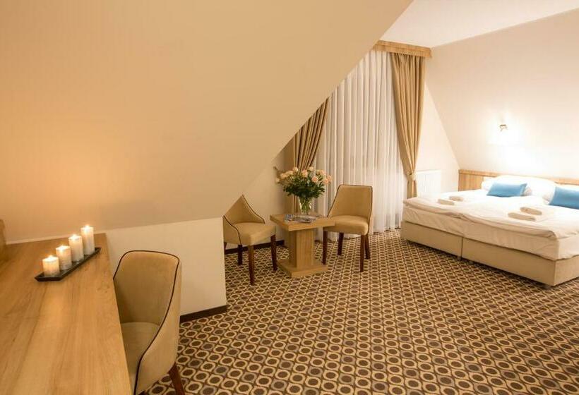 Трехместный Номер Стандарт с Балконом, Borowy Dwór  Biznes, Spa & Fun
