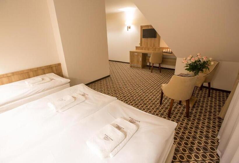 Трехместный Номер Стандарт с Балконом, Borowy Dwór  Biznes, Spa & Fun