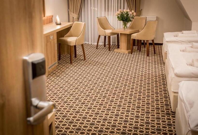 Quarto Quadruple Standart com Varanda, Borowy Dwór  Biznes, Spa & Fun