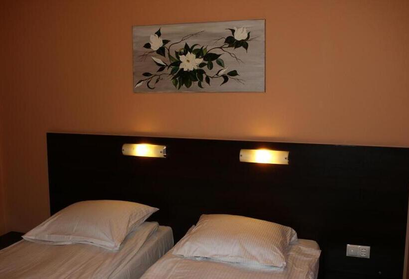 اتاق استاندارد چهار تخته, Amicus żoliborz