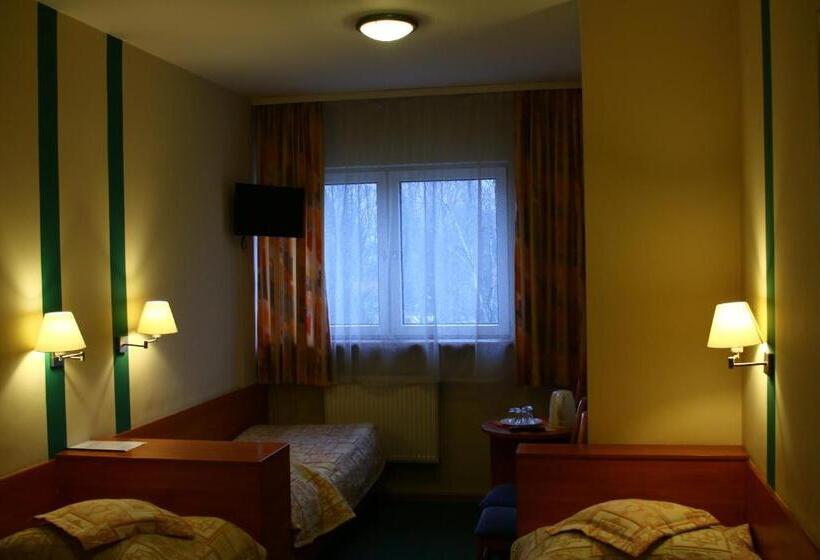 اتاق سهنفرۀ استاندارد با سرویس بهداشتی بیرون از اتاق, Amicus żoliborz