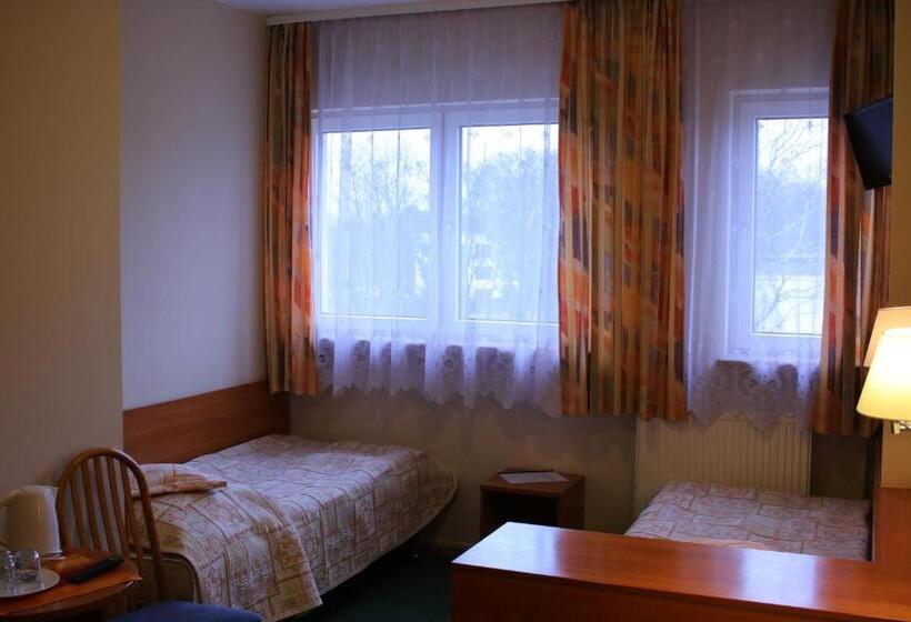 اتاق سهنفرۀ استاندارد با سرویس بهداشتی بیرون از اتاق, Amicus żoliborz