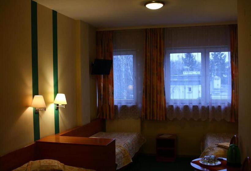 اتاق سهنفرۀ استاندارد با سرویس بهداشتی بیرون از اتاق, Amicus żoliborz