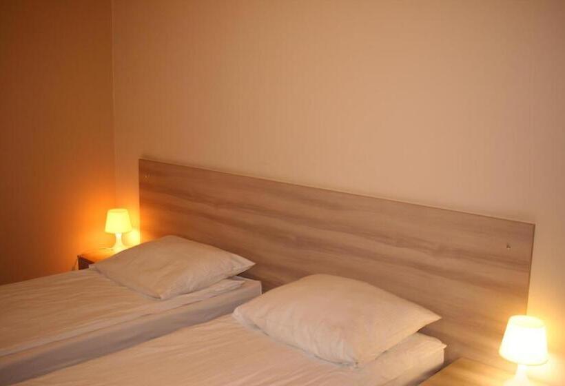 اتاق استاندارد چهار تخته, Amicus żoliborz