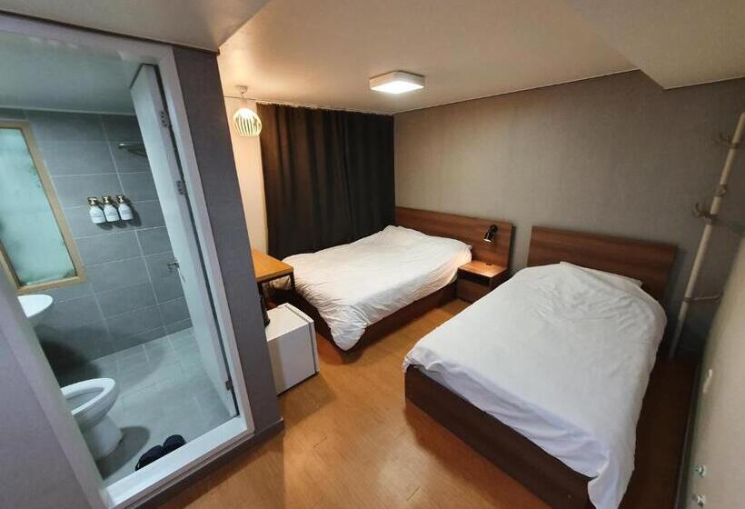 غرفة ديلوكس, Cave Myeongdong