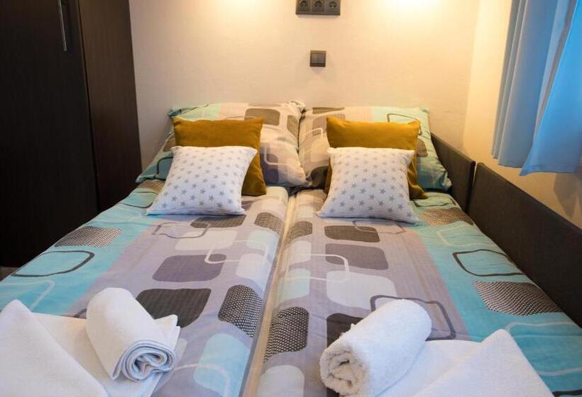 Трехместный Номер Комфорт, Pokoje I Apartamenty U Sabiny   Apartament I Domek Z Jacuzzi Na Wyłączność   Pozostałe Pokoje Bez Ja