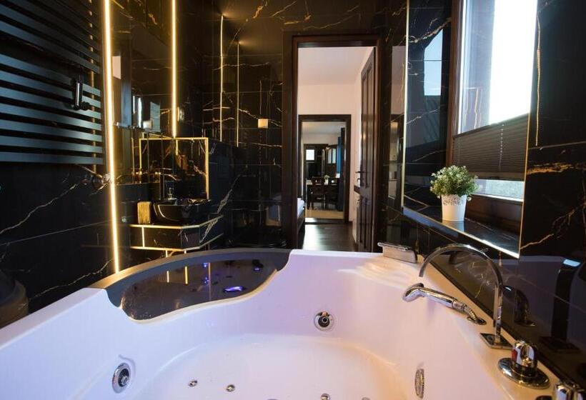 Люкс с гидромассажем, Pokoje I Apartamenty U Sabiny   Apartament I Domek Z Jacuzzi Na Wyłączność   Pozostałe Pokoje Bez Ja
