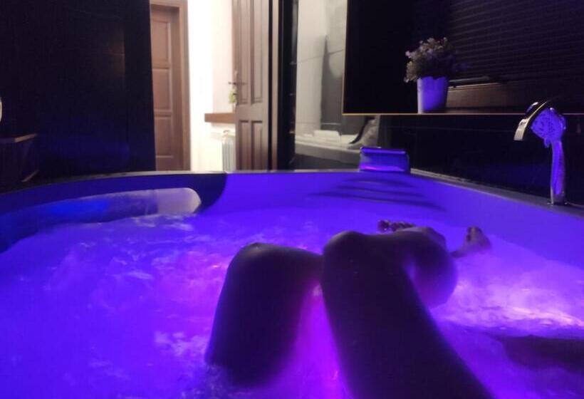 Люкс с гидромассажем, Pokoje I Apartamenty U Sabiny   Apartament I Domek Z Jacuzzi Na Wyłączność   Pozostałe Pokoje Bez Ja