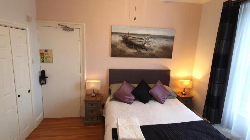 Quarto Estandar, Midway Guest House
