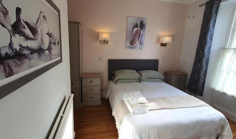 Quarto Estandar, Midway Guest House