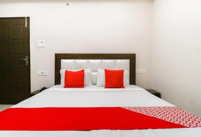 Номер Deluxe Кровать Кинг, Malaya House   Couples, Family, Corporate Favorite   Near Bmc Chowk Iconic Mall