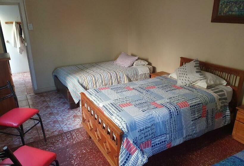 Номер Стандарт Трехместный, Laura Hostal