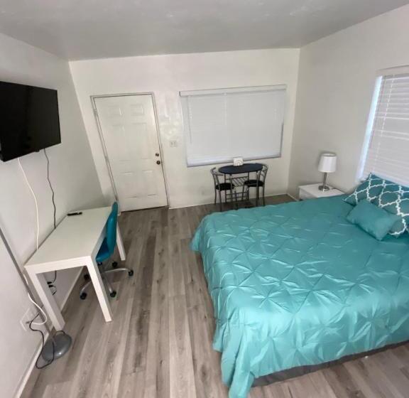 Студия Deluxe, Uptown Inn & Suites