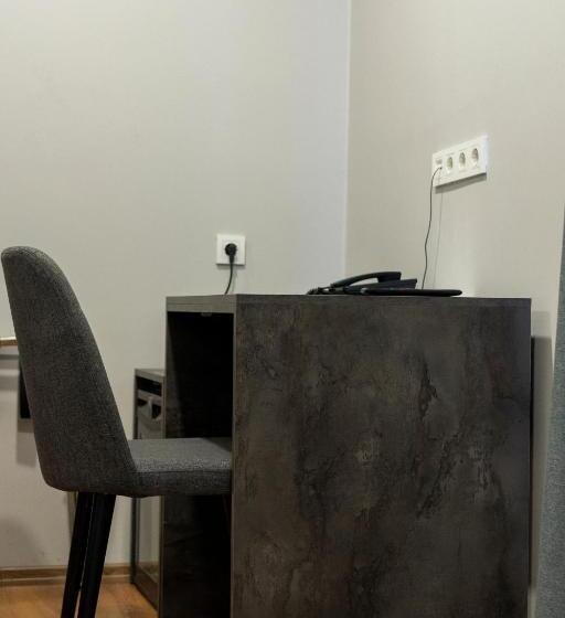 اتاق لوکس با بالکن, Brandroom
