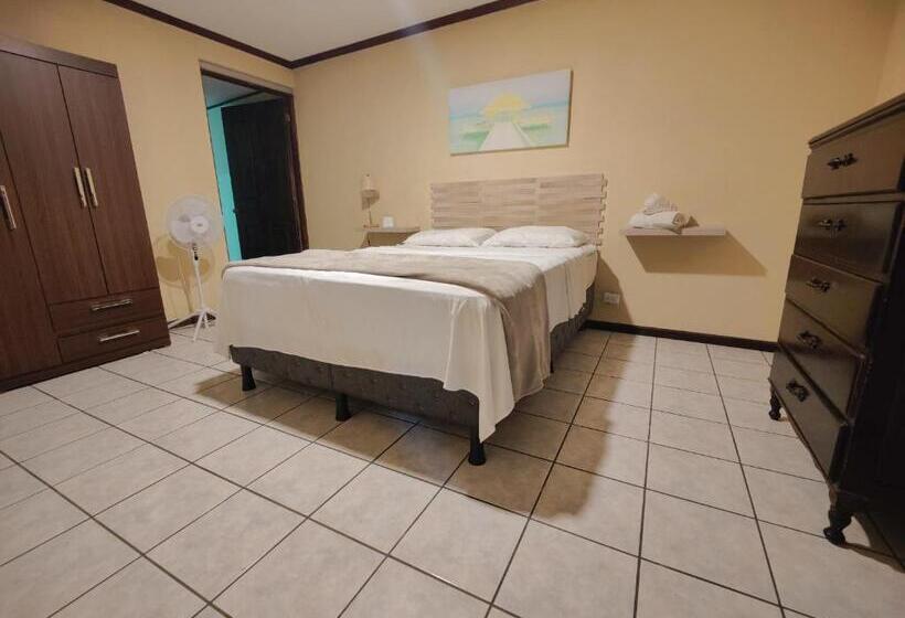 جناح جونيور, Casa Escalante Hostel