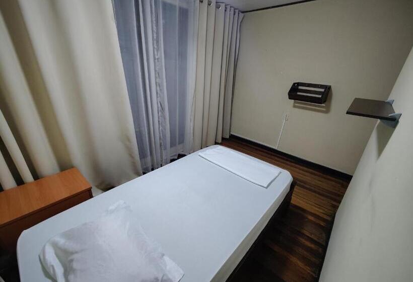 جناح جونيور, Casa Escalante Hostel