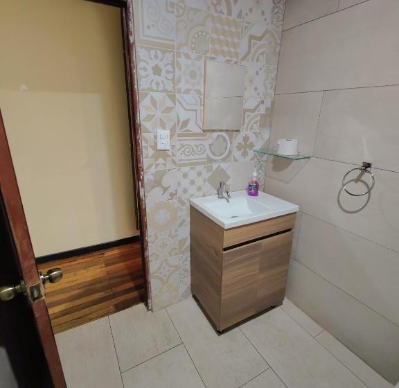 جناح جونيور, Casa Escalante Hostel