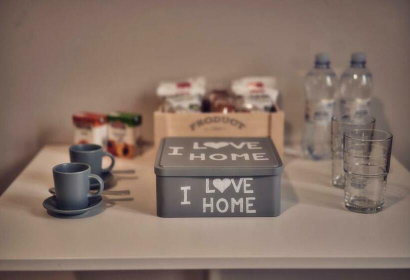 اتاق لوکس, Travelershome Ciampino 170 Station Street