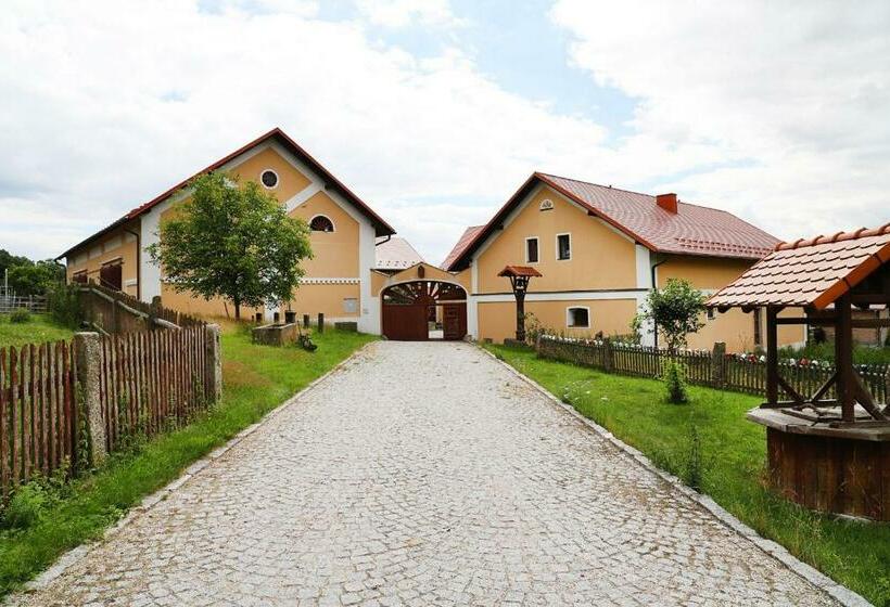 Семейный Номер, Statek Selský Dvůr