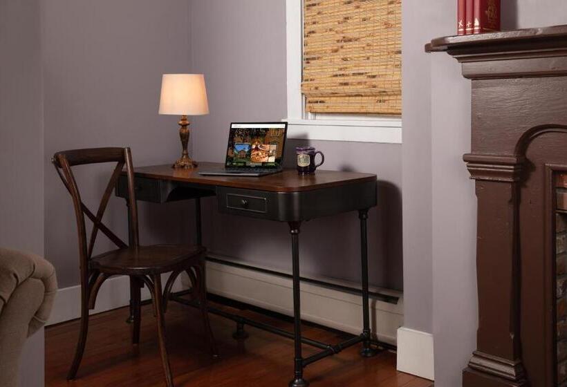 Номер Deluxe, Rosemont Inn