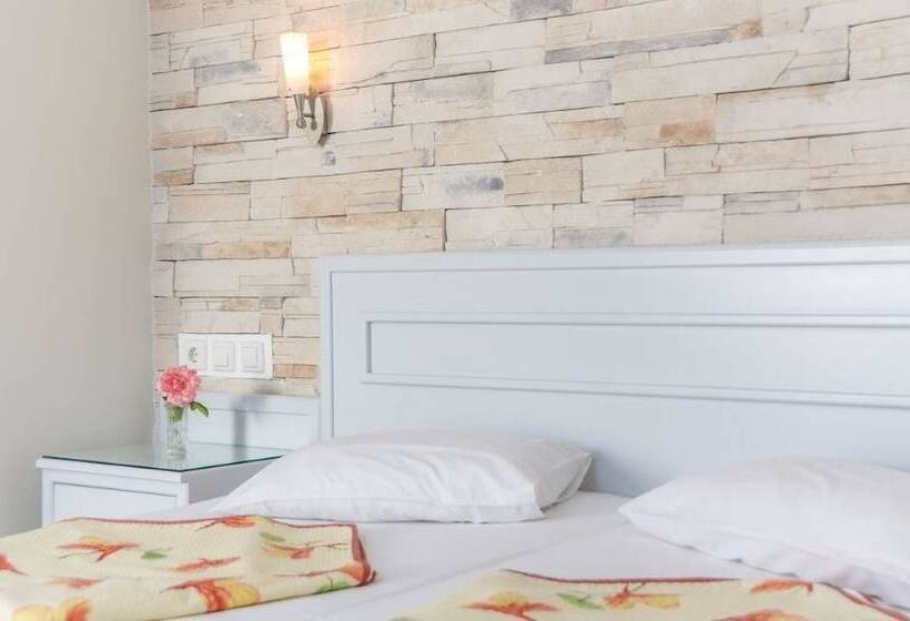 Студия Стандарт, Plaka Hotel I
