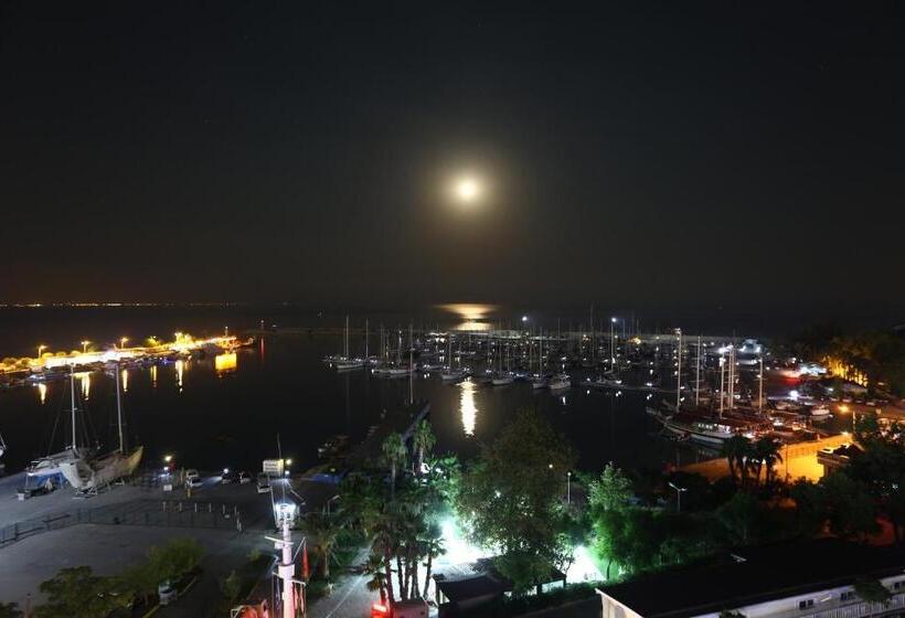 اتاق استاندارد با چشم‌انداز دریا, Finike Marina