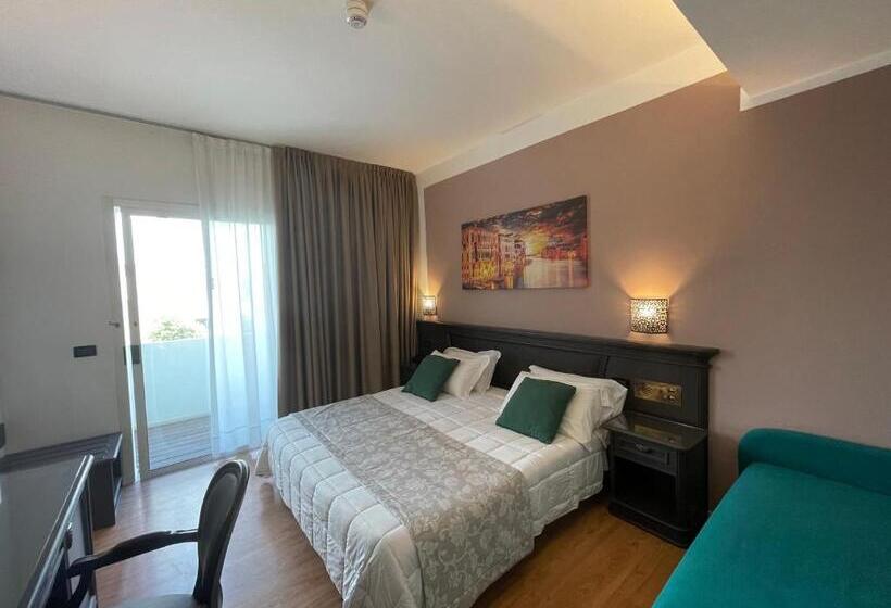 Четырехместный Номер Стандарт с Балконом, Park Hotel Cellini