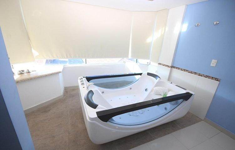 디럭스 스위트, Emirates Hotel & Suites