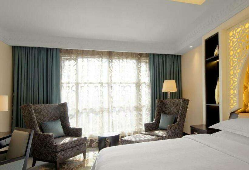 Номер Deluxe Кровать Кинг Вид на Город, Sheraton Sharjah Beach Resort And Spa